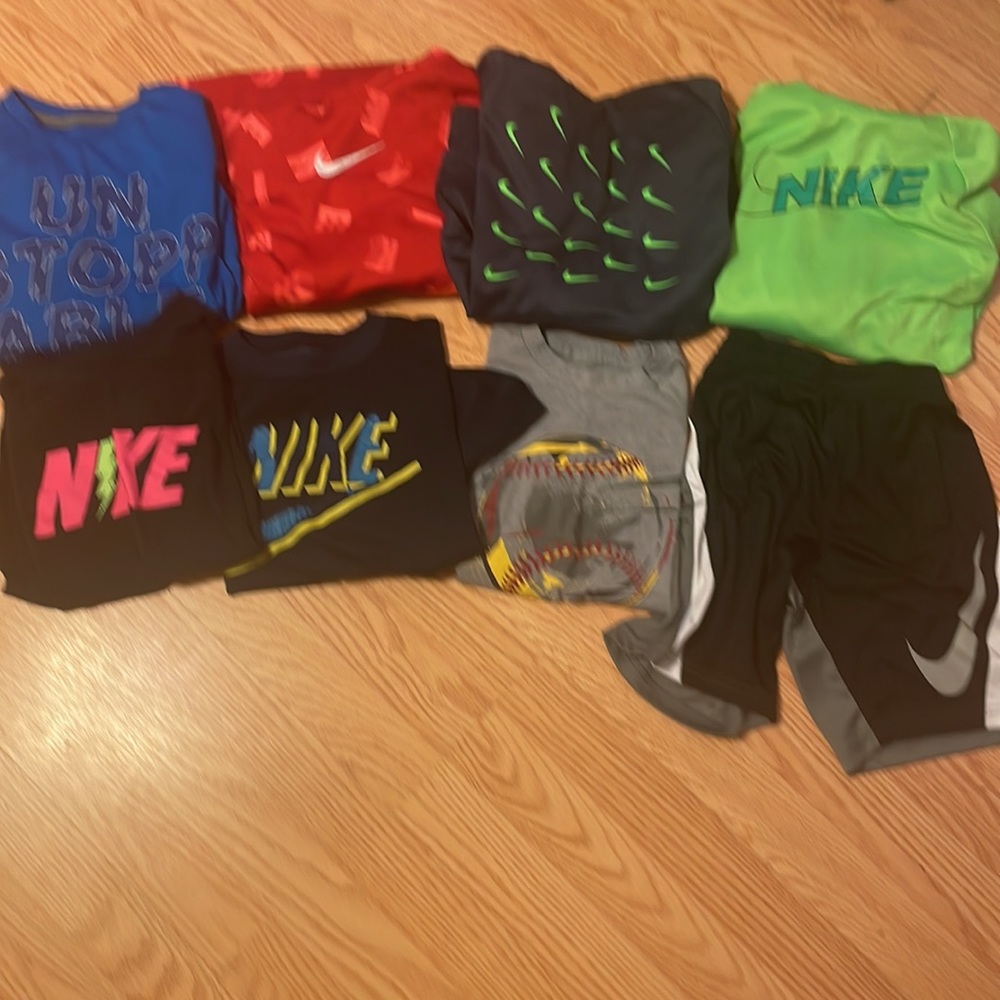 EUC boys lot of Nike clothes sz M